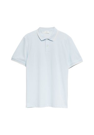 Lichtblauw poloshirt met korte mouwen, twee knopen en een kraag, plat gelegd tegen een witte achtergrond.