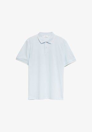 Lichtblauw poloshirt met korte mouwen, twee knopen en een kraag, plat gelegd tegen een witte achtergrond.