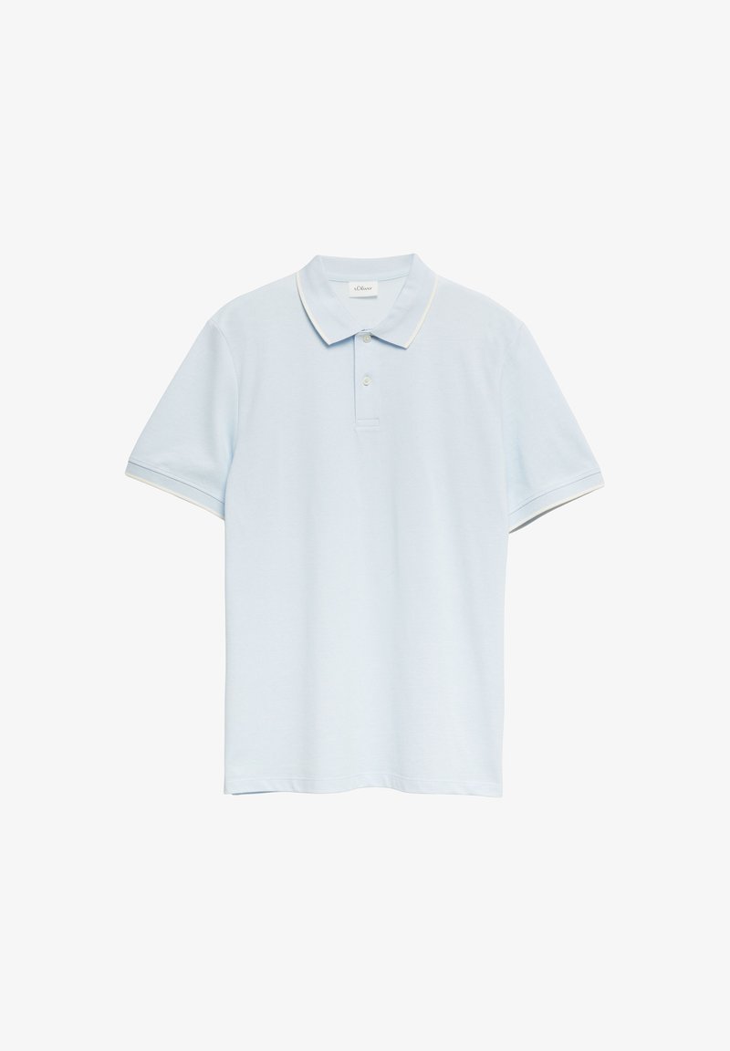 Polo bleu clair manches courtes avec deux boutons et un col, posé à plat sur un fond blanc.
