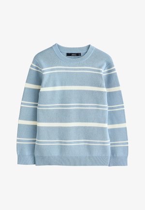 Lyseblå strikket sweater med hvide horisontale striber, rund hals og ribstrikkede manchetter og kant.