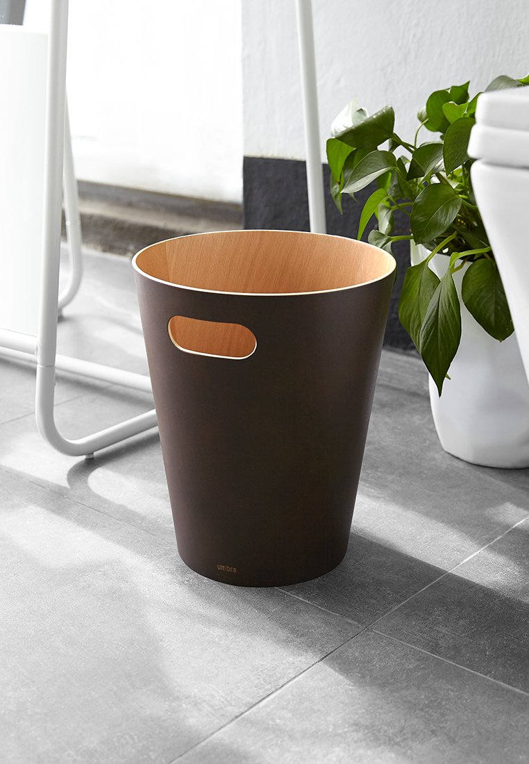Dunkelbrauner Holzabfalleimer mit heller Holzinnenseite, runder Form und ausgeschnittenen Griffen für leichtes Tragen. Verfügt über eine glatte Oberfläche.