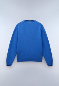 Blåstickad tröja med ribbat fåll och manschetter, med rund halsringning och en liten logotypetikett bak. Slät textur genom hela plagget.