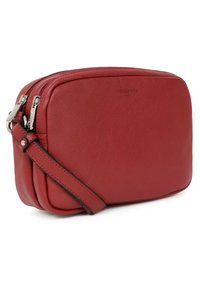 Borsa a tracolla rossa in pelle con forma strutturata, doppia chiusura a zip e tracolla regolabile. Texture liscia con hardware minimale.
