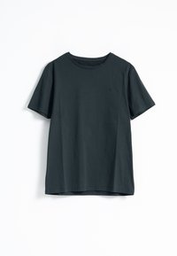 Camiseta de algodón verde oscuro con mangas cortas, cuello redondo y un sutil detalle del logo en el pecho. Textura suave y corte relajado.