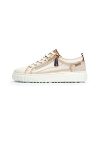 Zapatillas con suela de goma color crema, parte superior de color rosa metálico, puntera blanca y detalles dorados. Cuenta con cordones y una cremallera decorativa.
