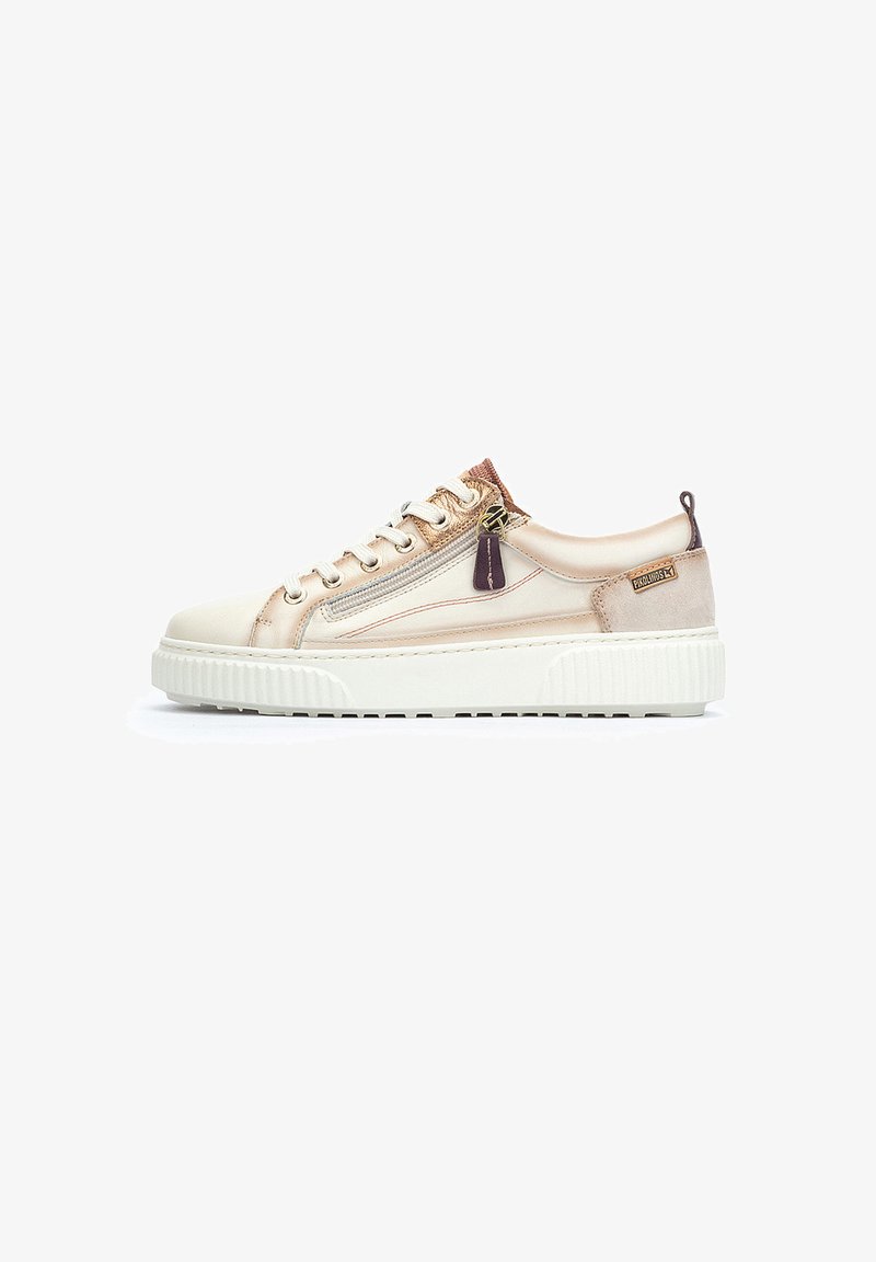 Zapatillas con suela de goma color crema, parte superior de color rosa metálico, puntera blanca y detalles dorados. Cuenta con cordones y una cremallera decorativa.