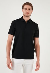 Unausgewählt, black