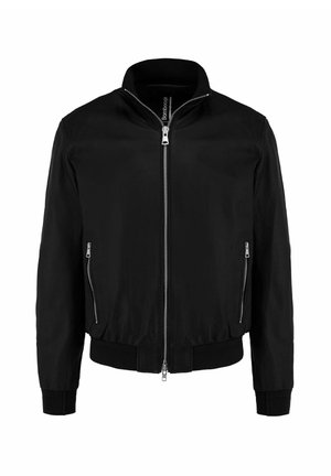 Zwarte jas met rits en opstaande kraag, twee zijzakken met rits, geribde manchetten en tailleband, getoond op een witte achtergrond.