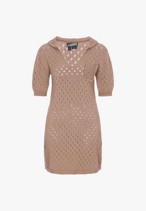 Strikket kjole i lysebrun med diamantmønster, V-udskæring, korte ærmer og en lille forlommer foran. Tekstureret stof.