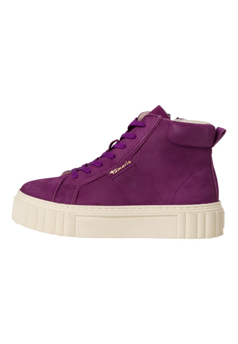 Fioletowe zamszowe sneakersy typu high-top z kremową, grubą podeszwą, z pasującymi sznurówkami i małym złotym logo z boku.