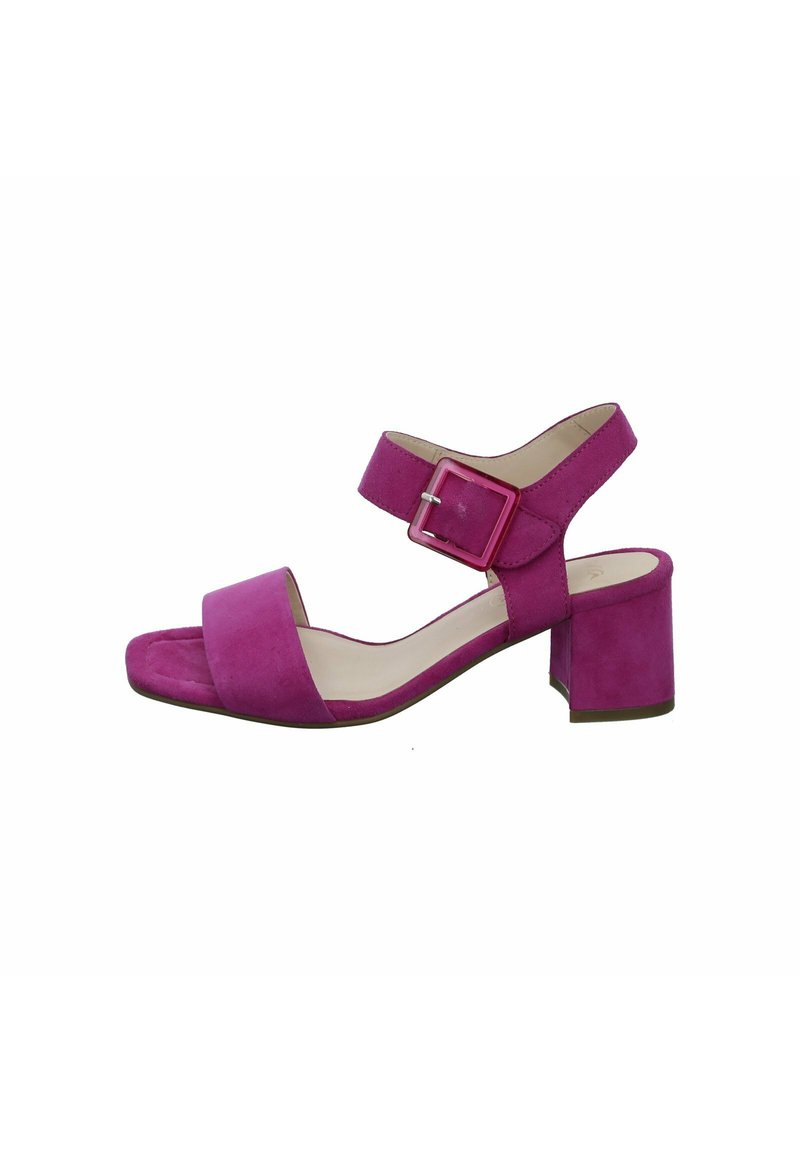 Sandalias de tacón de ante fucsia con punta cuadrada, correa en el tobillo y cierre de hebilla cuadrada. Tacón de bloque para mayor estabilidad. Interior forrado de manera suave.