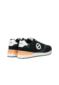 Sneakers neri con parte superiore in suede e rete, dettagli bianchi, tacco arancione e logo bianco sul lato. Design classico con lacci.