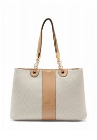 Sac à main beige en tissu léger, motif de logo embossé, accents en cuir lisse, ferrures dorées et deux bandoulières en cuir.