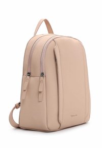 Lichtroze vegan leren rugzak met twee met rits afsluitbare compartimenten, afgeronde hoeken, bovenhandvat en subtiele branding aan de onderkant.