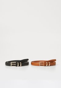 Dos cinturones de cuero, uno negro y otro marrón claro, ambos con hebillas de metal dorado y una textura suave, exhibidos sobre un fondo blanco.