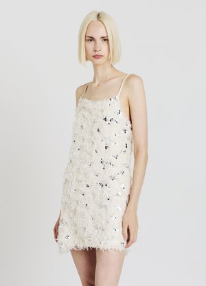 Vestito corto senza maniche realizzato in materiale soffice bianco con paillettes argentate sparse, caratterizzato da spalline sottili e orlo dritto.
