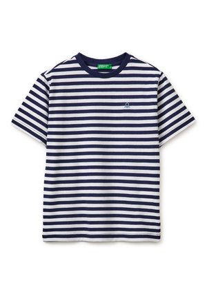 Tričko s krátkými rukávy, námořnická modř a bílý horizontální proužek, kulatý výstřih a malé vyšívané logo na levé straně hrudi.