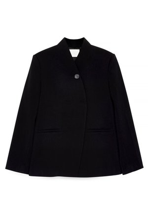 Blazer nero su misura con chiusura anteriore a bottoni, colletto affilato e due tasche laterali. Il tessuto ha una consistenza liscia e un design strutturato.