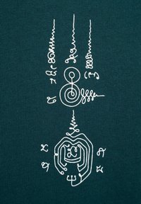 Tkanina o tealowym tle z wyszukanymi białymi wzorami i symbolami, w tym motywami kołowymi i spiralnymi, na teksturowanej powierzchni.