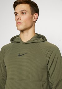 Nike Performance Jersey con capucha - medium olive/black