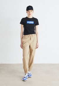 HUGO HISUNE - Kargopüksid - open beige