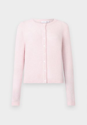 Cardigan rose clair en tissu tricoté texturé, avec un col rond, des manches longues et des boutons blancs sur le devant.