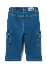 Pantalones cortos cargo de mezclilla en azul oscuro con dos bolsillos laterales, cinturilla elástica y costuras en contraste. La etiqueta muestra la marca "UFO" en la parte superior.