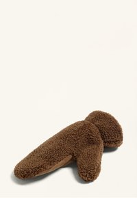 Hnědé fleecové rukavice s měkkým, strukturovaným povrchem, kulatým horním okrajem a širokým střihem pro ruce. Navrženy pro teplo a pohodlí.