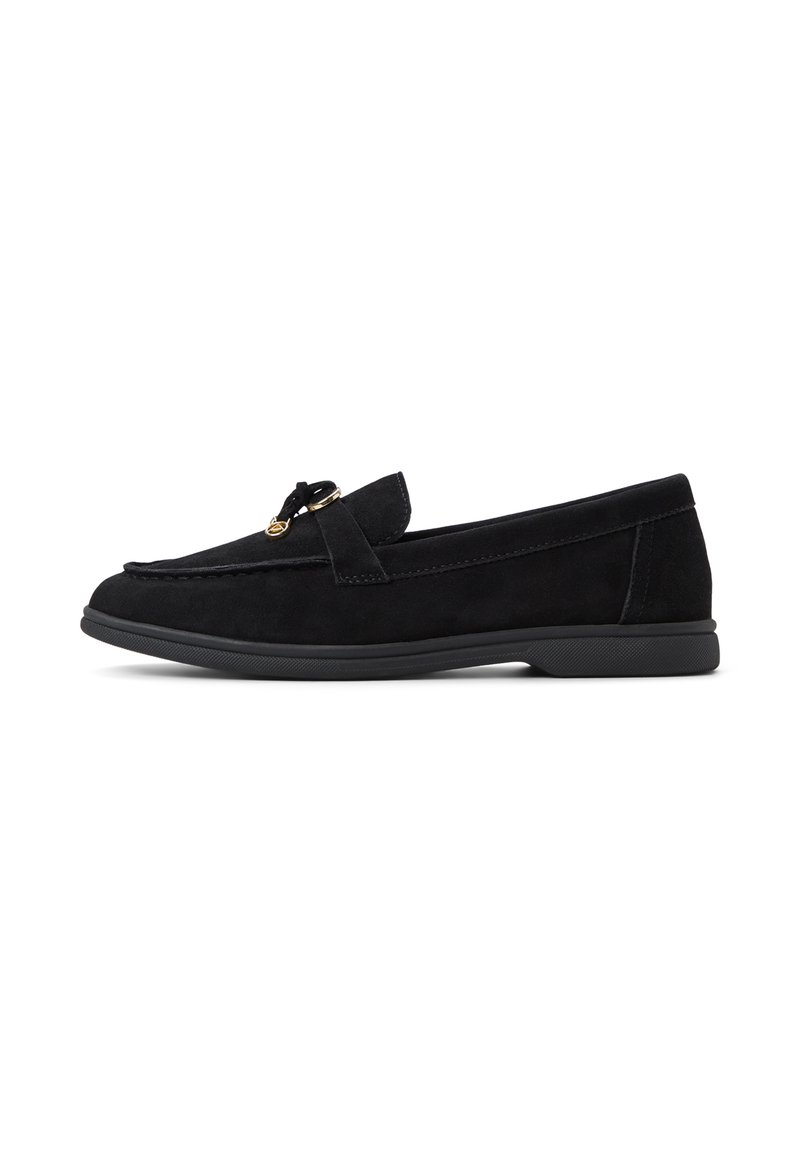 Mocassini in suede nero con finitura liscia, dotati di un dettaglio in metallo color oro e suola in gomma a profilo basso. Design semplice e lineare.