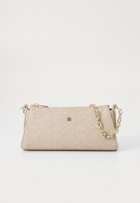 Bolso beige hecho de material texturizado, con un patrón decorativo en relieve, un logo dorado y una correa de cadena. Cierre con cremallera en la parte superior.