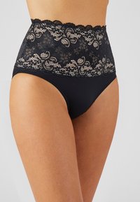 Intimo nero a vita alta con una fascia in pizzo, caratterizzato da motivi floreali e bordi scallopati per un tocco di dettaglio e texture.