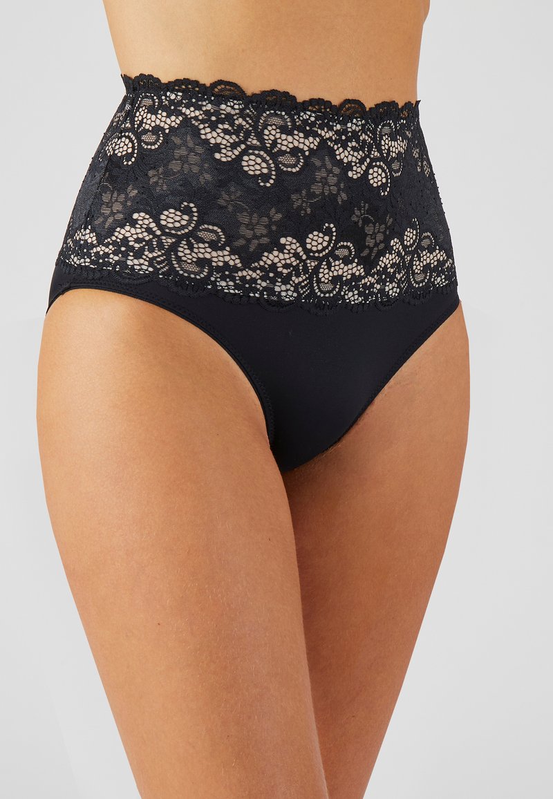 Intimo nero a vita alta con una fascia in pizzo, caratterizzato da motivi floreali e bordi scallopati per un tocco di dettaglio e texture.