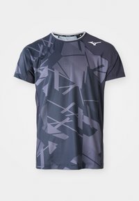 Tricou sportiv dintr-un material ușor, având o bază gri închis cu modele geometrice abstracte în gri deschis și un design cu gât rotund.
