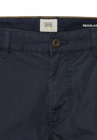 Navyblauwe katoenen shorts met een knoopsluiting, zichtbare stiksels en een merketiket aan de binnenkant. Regular fit met een soepele textuur.