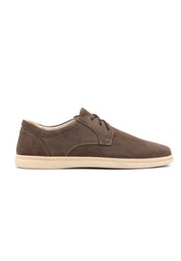 Braune Wildlederschuhe mit durchbrochenem Design, minimaler Schnürung, beiger Gummisohle und gesteppten Akzenten entlang der Kanten.