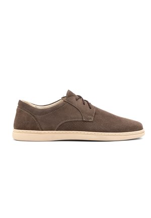 Braune Wildlederschuhe mit durchbrochenem Design, minimaler Schnürung, beiger Gummisohle und gesteppten Akzenten entlang der Kanten.