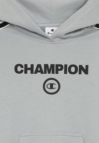 Felpa grigia realizzata in tessuto morbido, con la scritta e il logo neri "CHAMPION", tasca a marsupio e cappuccio con coulisse.