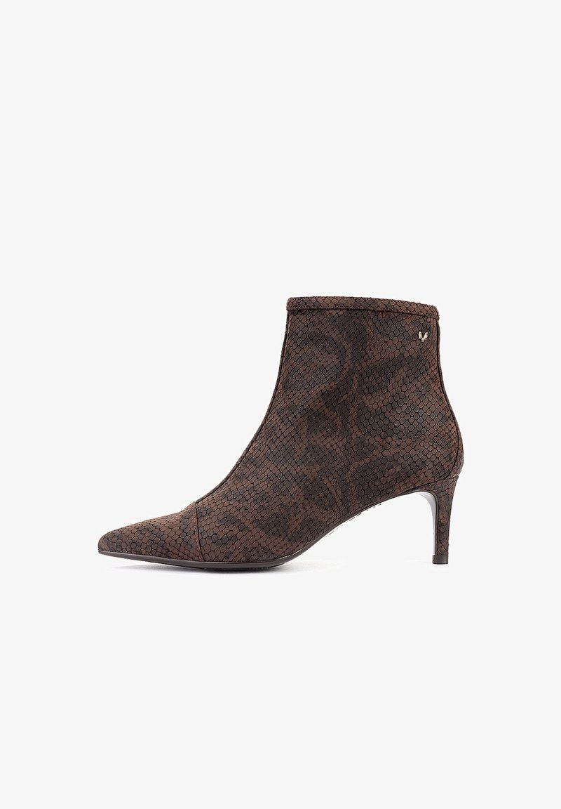 Bota de tobillo marrón con textura, puntera puntiaguda y tacón delgado de altura media, con un sutil patrón similar a escamas y un pequeño logo metálico cerca de la parte superior.