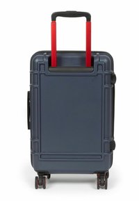 Tvrzený kufr tmavě šedé barvy s červenou teleskopickou rukojetí, boční rukojetí k nošení, textured povrchem a čtyřmi otočnými koly.