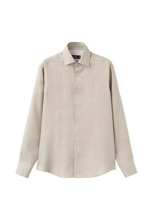 Chemise beige à manches longues avec col pointu, boutons visibles sur le devant et poignets boutonnés, sur fond blanc.