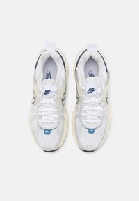 Nike Sportswear V2K RUN - Sneakers basse - white/platinum tint/photon dust/summit white/coconut milk/midnight navy