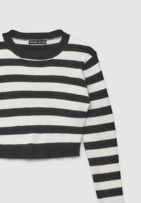 Maglione a righe bianche e nere con scollo a girocollo e design corto. Presenta un orlo e polsini neri solidi.