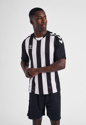 Zwart-wit gestreepte trui met korte mouwen, voorzien van een V-hals en een sportieve textuur. Draagt een zwarte short en een humel-logo op de borst.