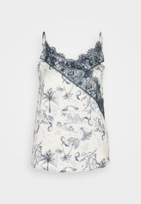Camiseta de satén con ribete de encaje azul marino, con una base blanca adornada con intrincados patrones tropicales azules que incluyen palmeras y elementos de playa.
