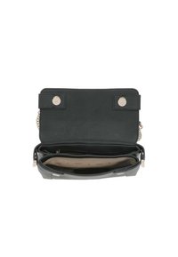 Borsa a tracolla in pelle nera con patta e due chiusure a bottone, dettagli in catena e rivestimento beige con tasche organizzative all'interno.