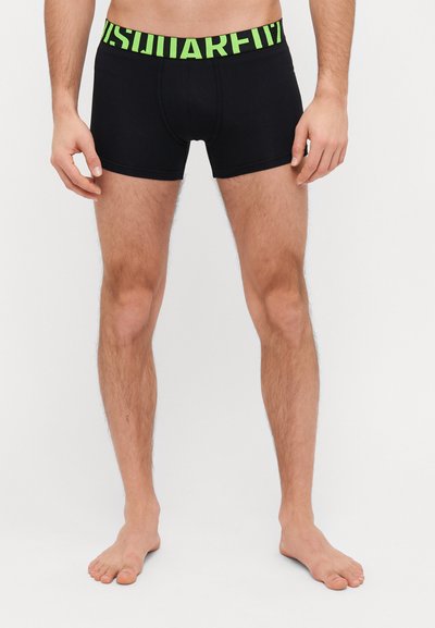 Boxeri negri cu un tiv de culoare verde neon, pe care este afișat numele brandului. Materialul pare neted, cu o croială ajustată și un design cu talie medie.