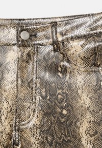 Pantaloni in stampa serpente metallica nelle tonalità di oro e nero. Presentano tasche frontali, chiusura con bottone e un motivo testurizzato simile a squame.