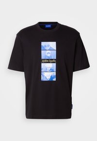 Μαύρη βαμβακερή μπλούζα T-shirt με ορθογώνιο γραφικό μπροστά, που περιλαμβάνει μπλε αποχρώσεις εικονογραφήσεων και κείμενο κεντραρισμένο. Έχει κοντά μανίκια και στρογγυλή λαιμόκοψη.