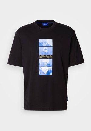 Μαύρη βαμβακερή μπλούζα T-shirt με ορθογώνιο γραφικό μπροστά, που περιλαμβάνει μπλε αποχρώσεις εικονογραφήσεων και κείμενο κεντραρισμένο. Έχει κοντά μανίκια και στρογγυλή λαιμόκοψη.