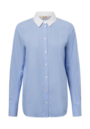 Hellblau gestreiftes Hemd mit weißem Kragen, langen Ärmeln und Knopfverschluss auf der Vorderseite. Der Stoff wirkt glatt mit einem taillierten Design.
